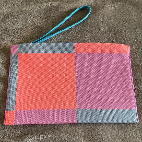 Rothy\'s 🦄 Bright Pink Check Essential Pouch, excellent condition!